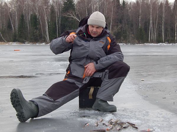 Как правильно одеться на зимнюю рыбалку, должны знать все любители такого вида спорта, чтобы не замерзнуть и было удобно