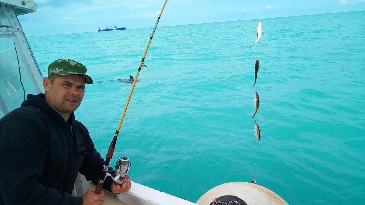 Рыбалка в геленджике: как ловить в море с берега или лодки, какая рыба водится