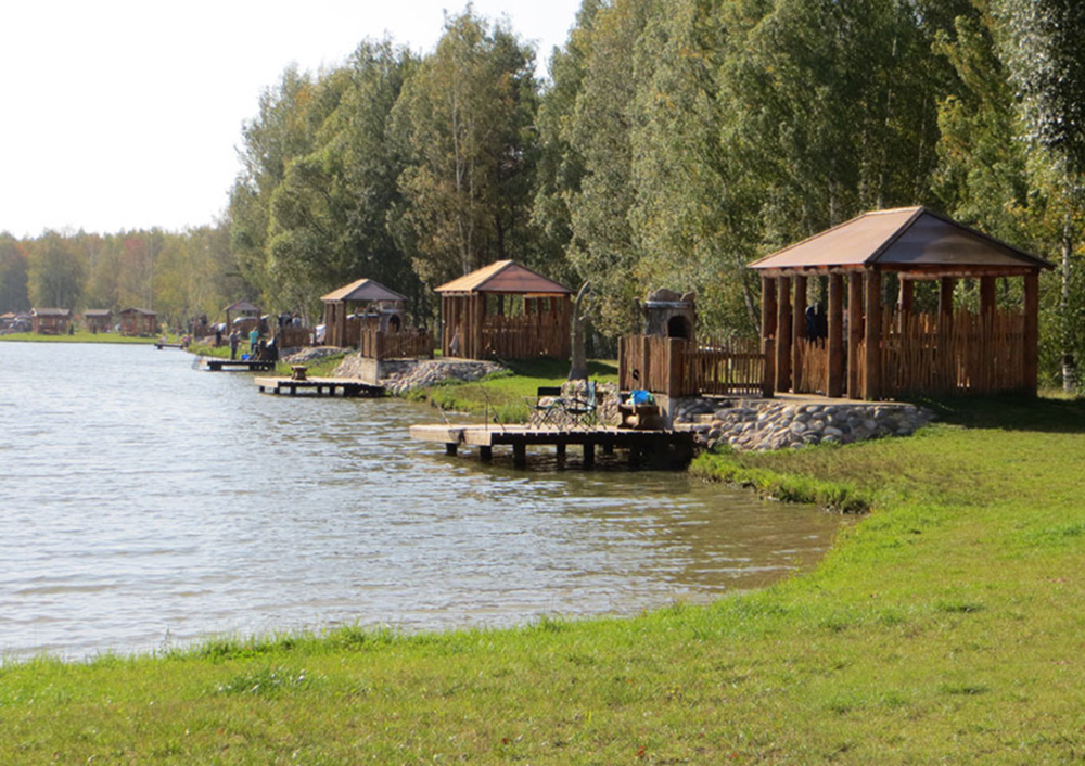 Деревня рыбалка московская область. Беседки для рыбалки. Беседка на воде. База отдыха с прудом. Беседка на берегу реки.