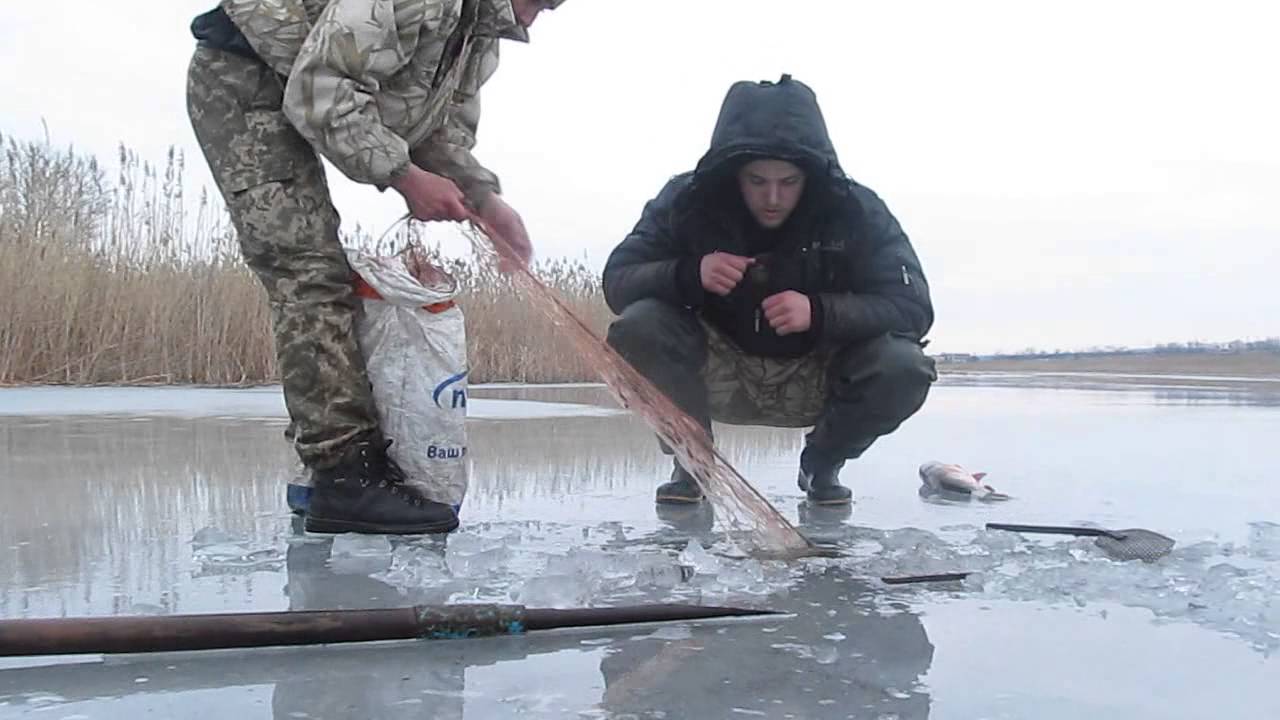 Особенности рыбалки сетями зимой, как поставить сеть под лёд — способы