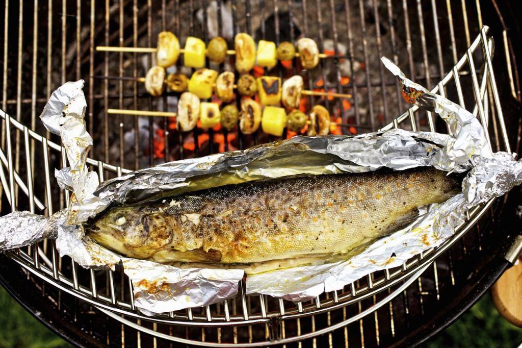 Рыба в фольге на углях — 5 рецептов, как приготовить запеченную рыбу