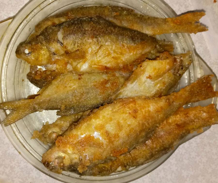 Рецепты вкусной речной рыбы. Рыба жареная. Блюда из Речной рыбы. Прожаренная Речная рыба. Рыбка жареная на сковороде.