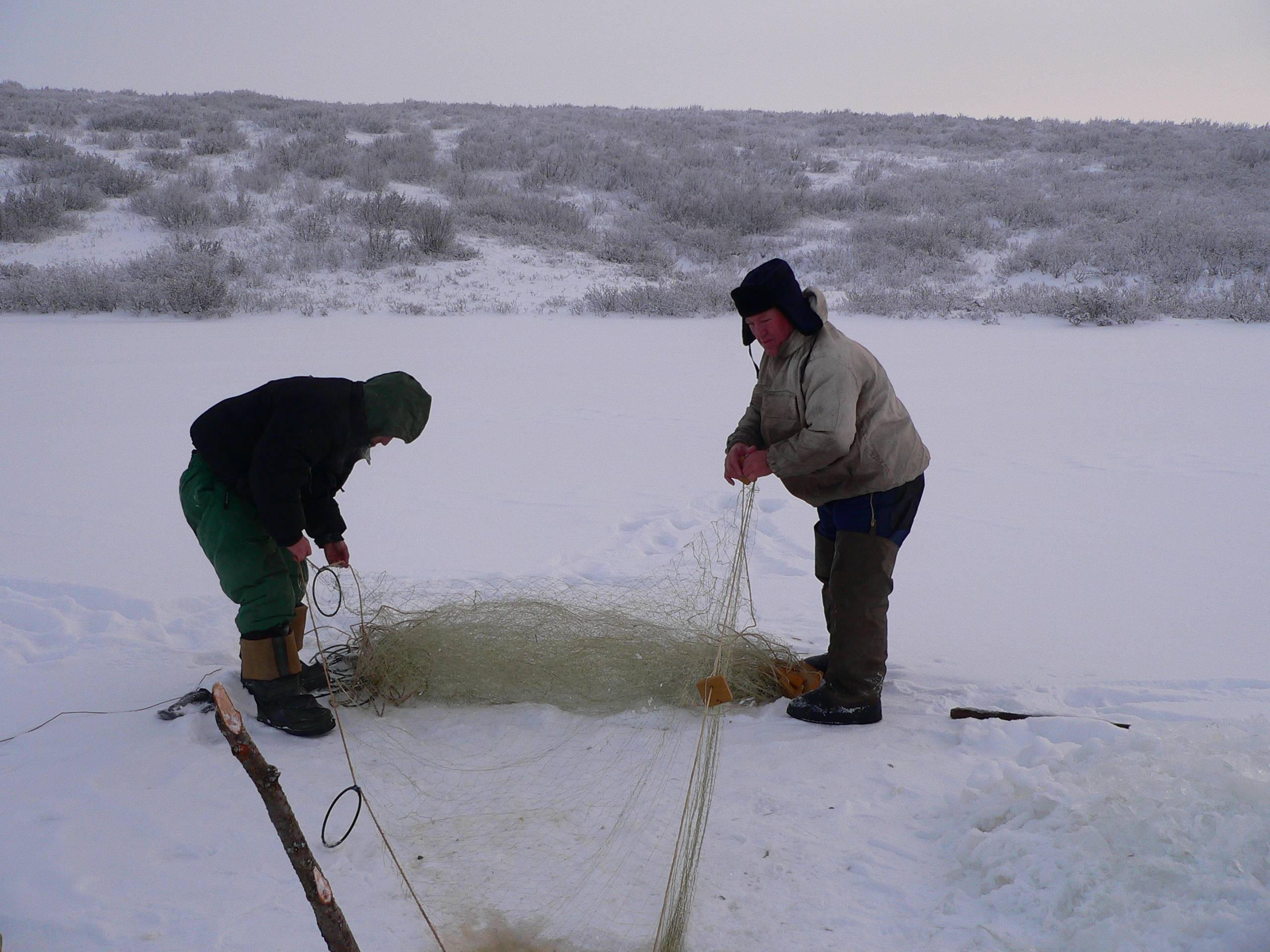 Установка сетей зимой: как поставить снасть под лед своими руками