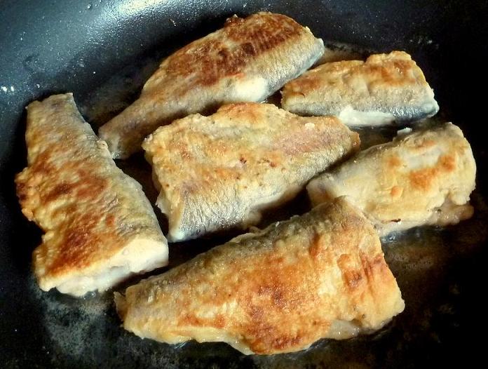 Как пожарить рыбу на сковороде с мукой: рецепт с фото