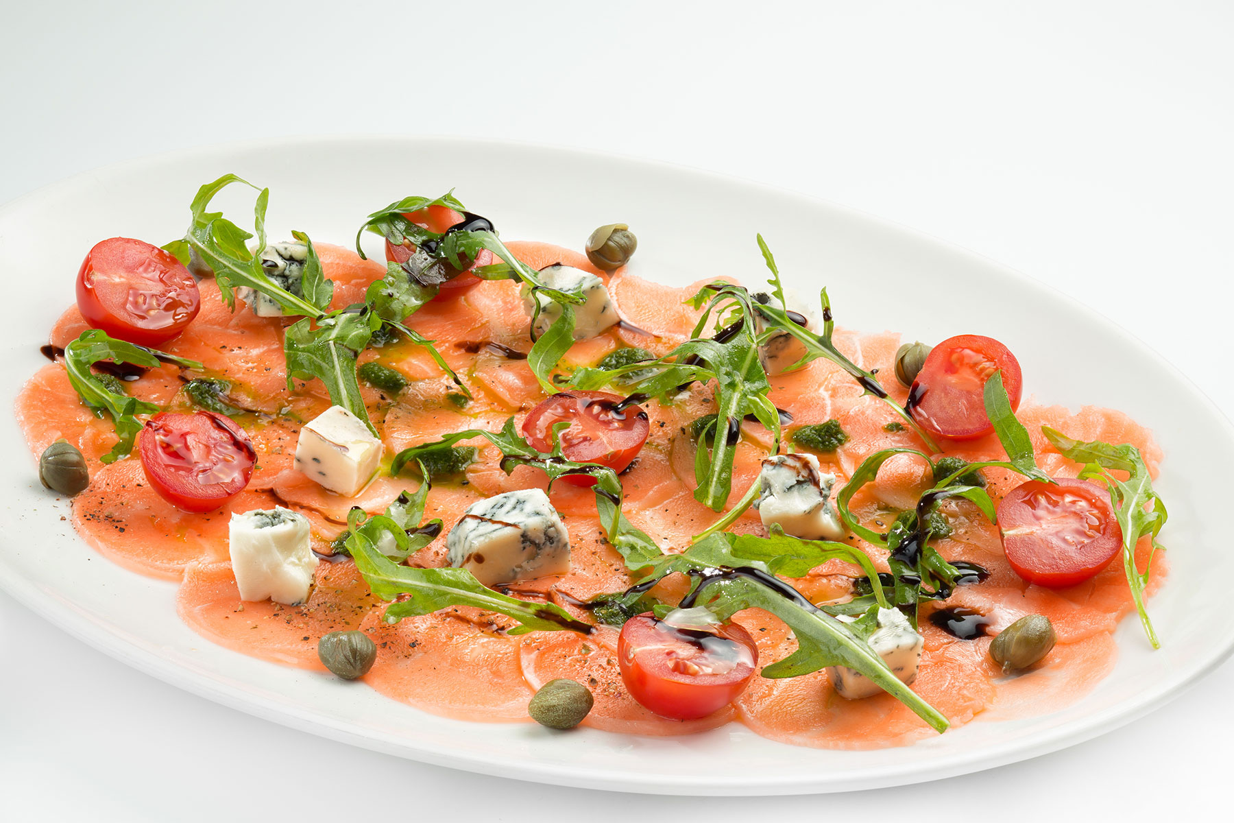 Рецепт:  салат из копченого лосося с рукколой и зелеными овощами с фото пошагово на topfood.club