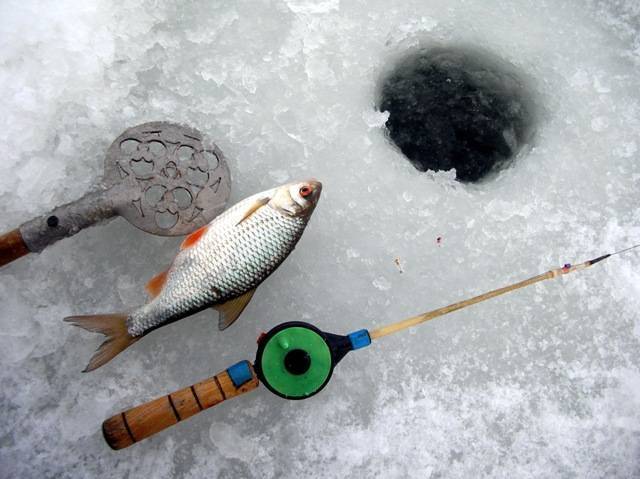 Зимняя рыбалка с мормышкой — тактика ловли, техника и снасти