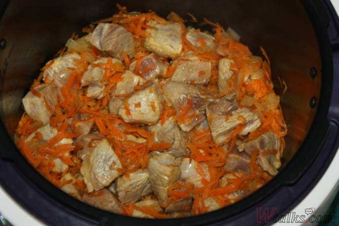 Жареная курица с луком и морковью. Тушёное мясо в мультиварке с луком. Мясо с овощами в мультиварке. Свинина с морковью и луком. Курица тушеная с овощами в мультиварке.