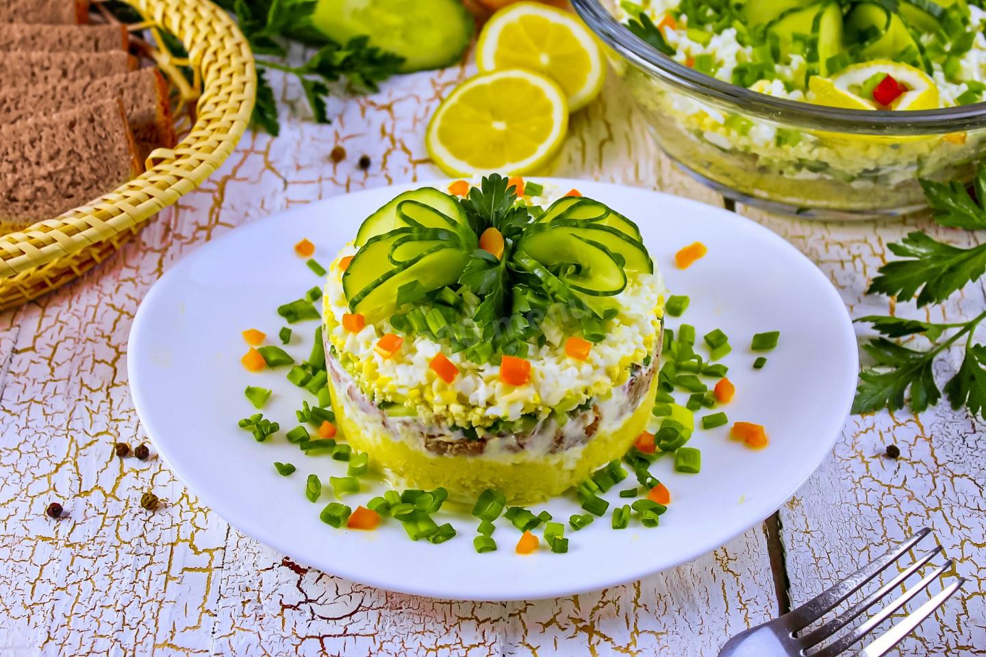 Салат с рыбными консервами — простые и вкусные рецепты