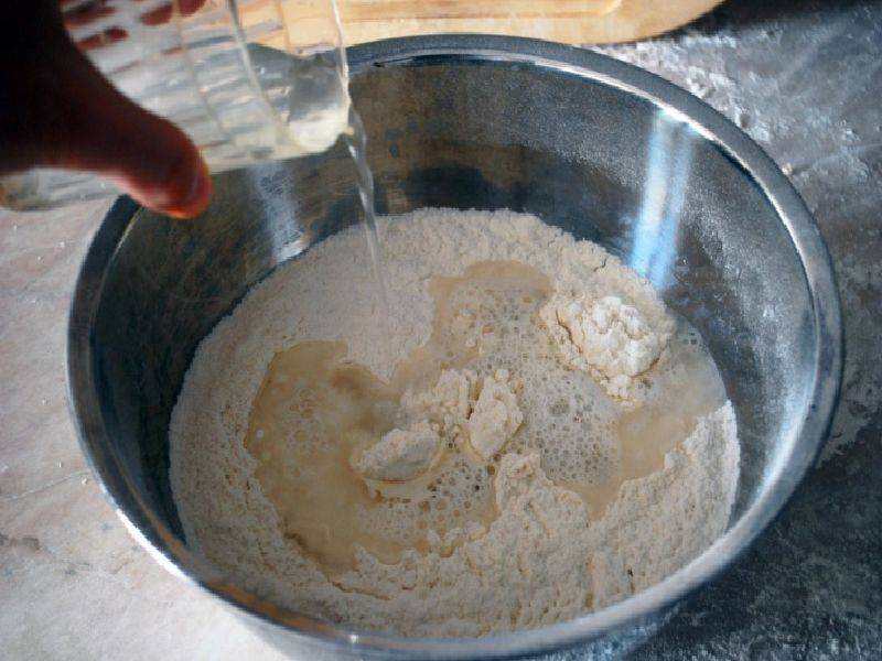 Из муки делают тесто. Мука тесто. Замес теста. Тесто в миске. Влить воду в тесто.