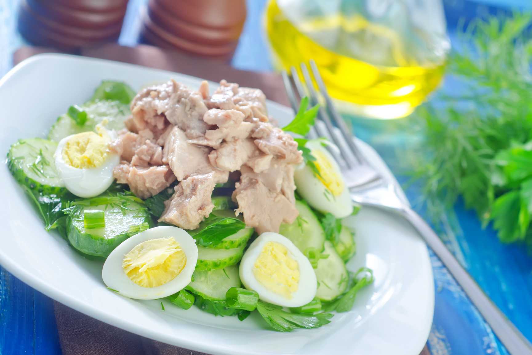 Салат нежный с рыбными консервами классический рецепт без картофеля