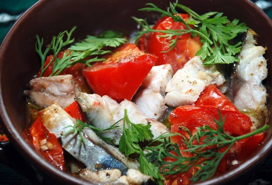 Тушеная рыба — 15 рецептов, как приготовить вкусное и полезное блюдо в мультиварке, на сковороде и в духовке