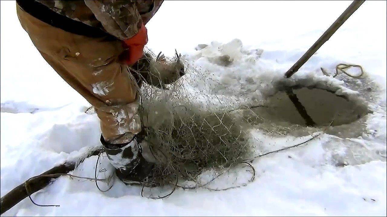 Установка сетей зимой: как поставить снасть под лед своими руками