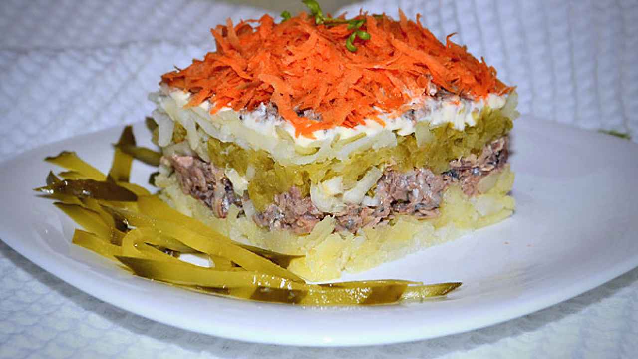 Салат из консервированной сайры: 120 домашних вкусных рецептов