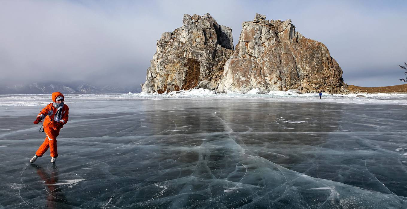 Когда будет лед по телевизору. Каток на озере Байкал. Прозрачный лед. Лед Байкала. Байкал зимой прозрачный лед.