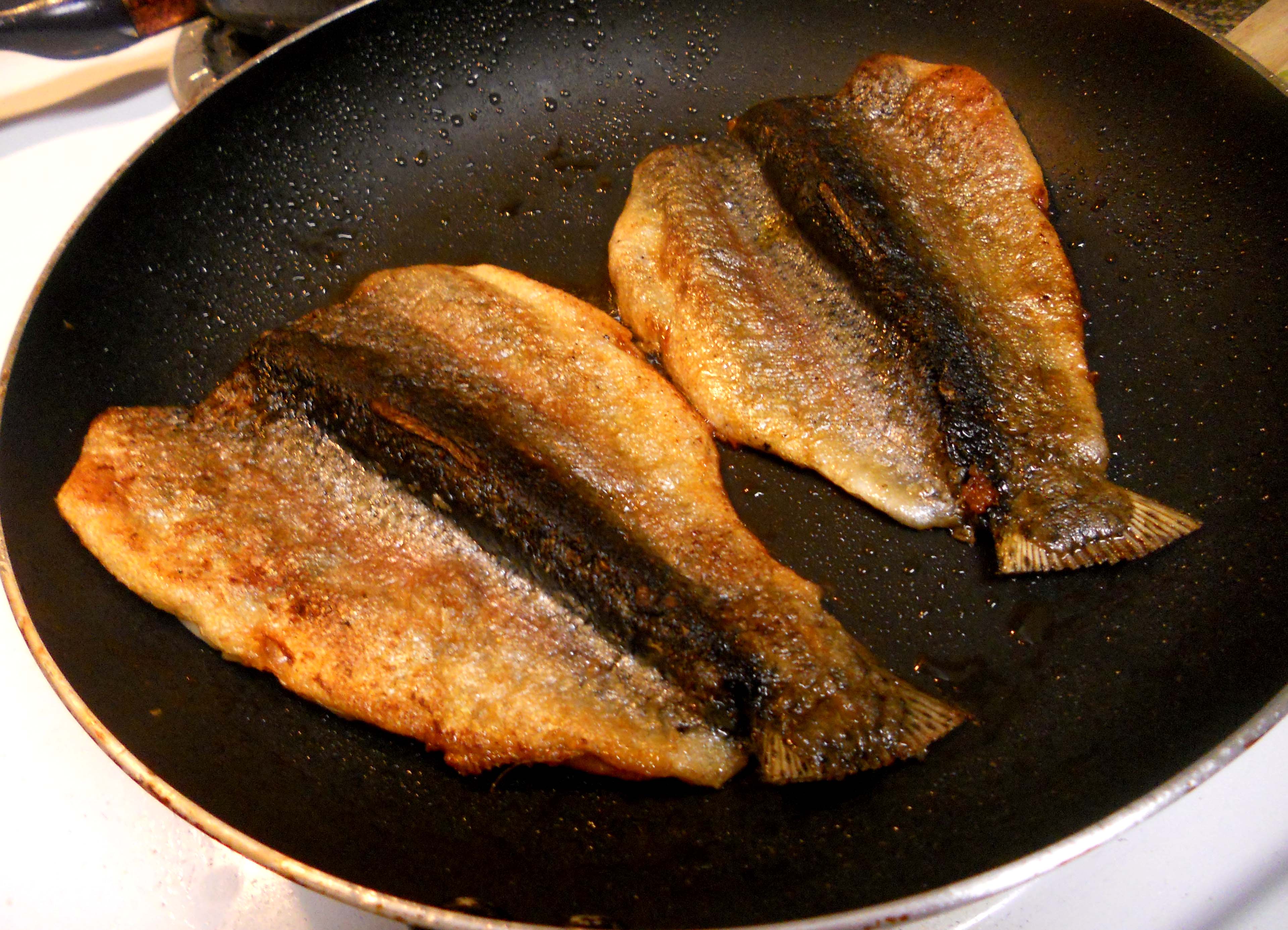Какую жареную рыбу. Жареная рыба на тарелке. Рыба на сковороде. Жареная рыба на сковородке. Рыбка на сковороде.