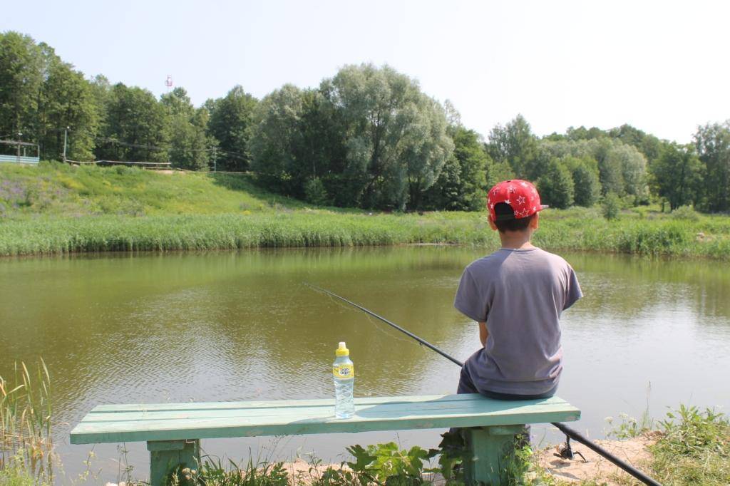 Водоемы бесплатные рыбалки. Макеево Орловская область пруд. Рыбалка на платных прудах. Платный водоем для рыбалки. Рыбалка на пруду.